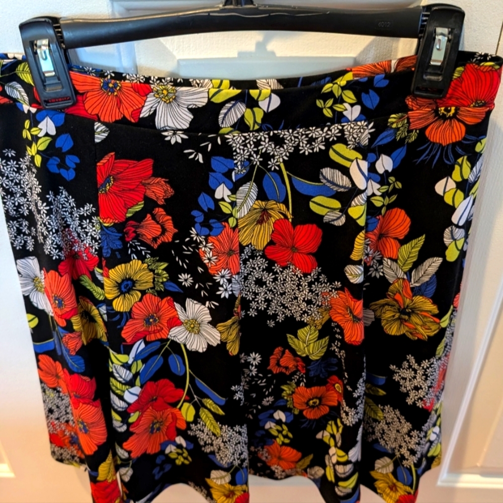 Like New! Susan Graver Floral Black Skort.